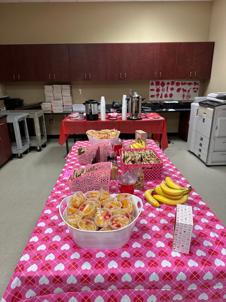❤️Bulldog staff got together this morning for a quick breakfast of oatmeal with all the toppings and fruit cups! Valentine wishes were shared along with goodie bags to start the day! 💕#BulldogNation🐾#MCSDBetterTogether ☕️#BulldogBreakfast 🥣