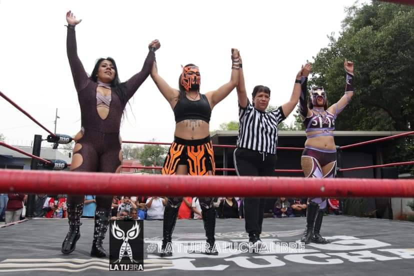 LaTijeraLucha's tweet image. Con un gran trabajo y mayor experiencia #Lolita, #DiosaNix y #Krissta pasan por encima de las jóvenes #Sairely, #Danessa y #Neftis en el segundo encuentro de parte de la #BrigadaDe2a3Caidas y #BigLucha en el #InstitutoDeLaJuventud de la CDMX…
#latijeraluchalibre