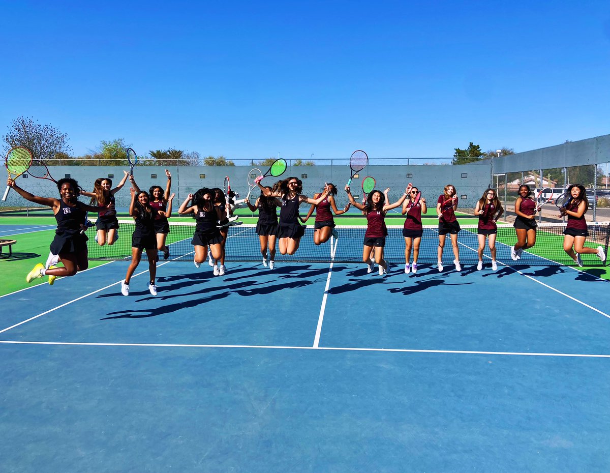 Picture day, fun day! 😂💪🎾 #Hamilton #Huskies #Girls #Tennis #Team #IBeliveICanFly 😁🎾📸