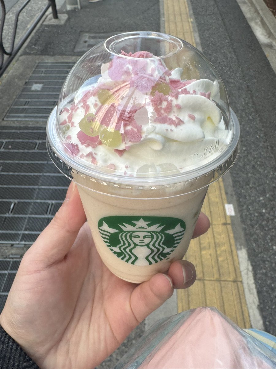 LufthauchWind's tweet photo. バレンタインが終わったら桜の季節🌸新作の花見だんごフラペチーノ🍡
桜の香りで春を感じる一杯でした！ https://t.co/k01249yeMv