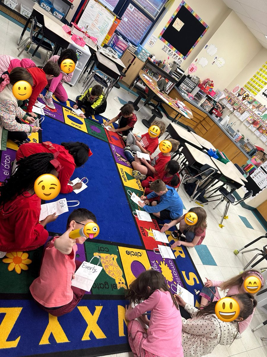 andrea_boada's tweet photo. Valentine’s Day with my kids. Enjoy writing the best of everyone ❤️❤️ @ParticipateLrng #UnitingOurWorld https://t.co/HryjU3c76s