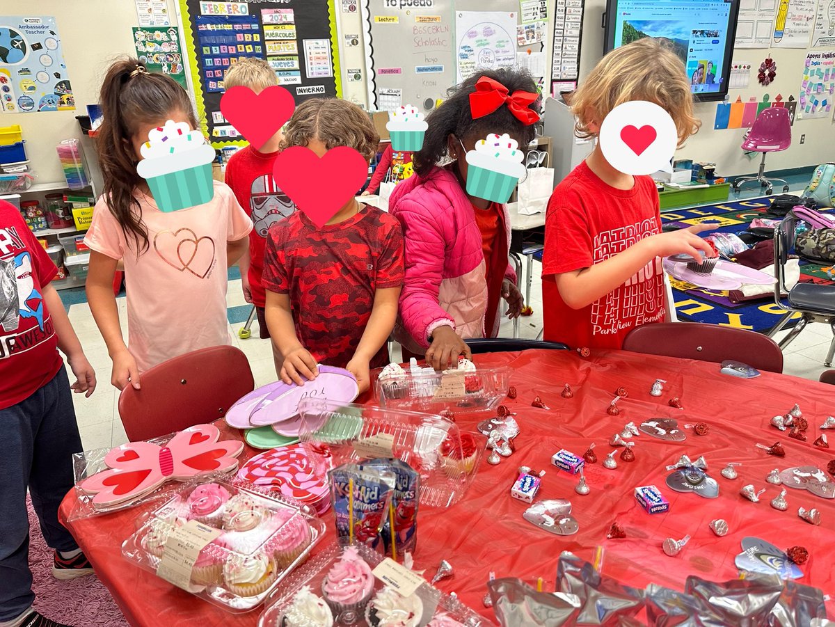 andrea_boada's tweet photo. Valentine’s Day with my kids. Enjoy writing the best of everyone ❤️❤️ @ParticipateLrng #UnitingOurWorld https://t.co/HryjU3c76s