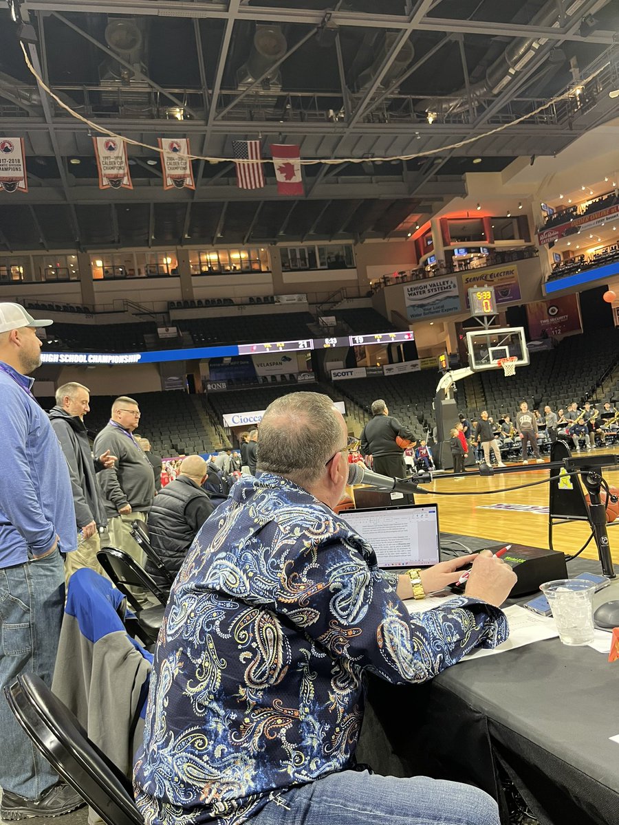 The voice of EPC Basketball! @ZephyrAthletics Bob Hartman. Also a leader in men’s fashion!