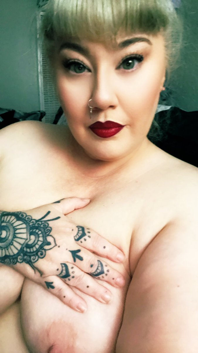 LadyKinley1995's tweet photo. Happy Valentine’s Day 💦😈 #bbw #redlips #tattoos #inked #plussize #curvy #onlyfans #onlyfansbabe #over40 #queen #goddess #goth #milf https://t.co/547otUCmsk