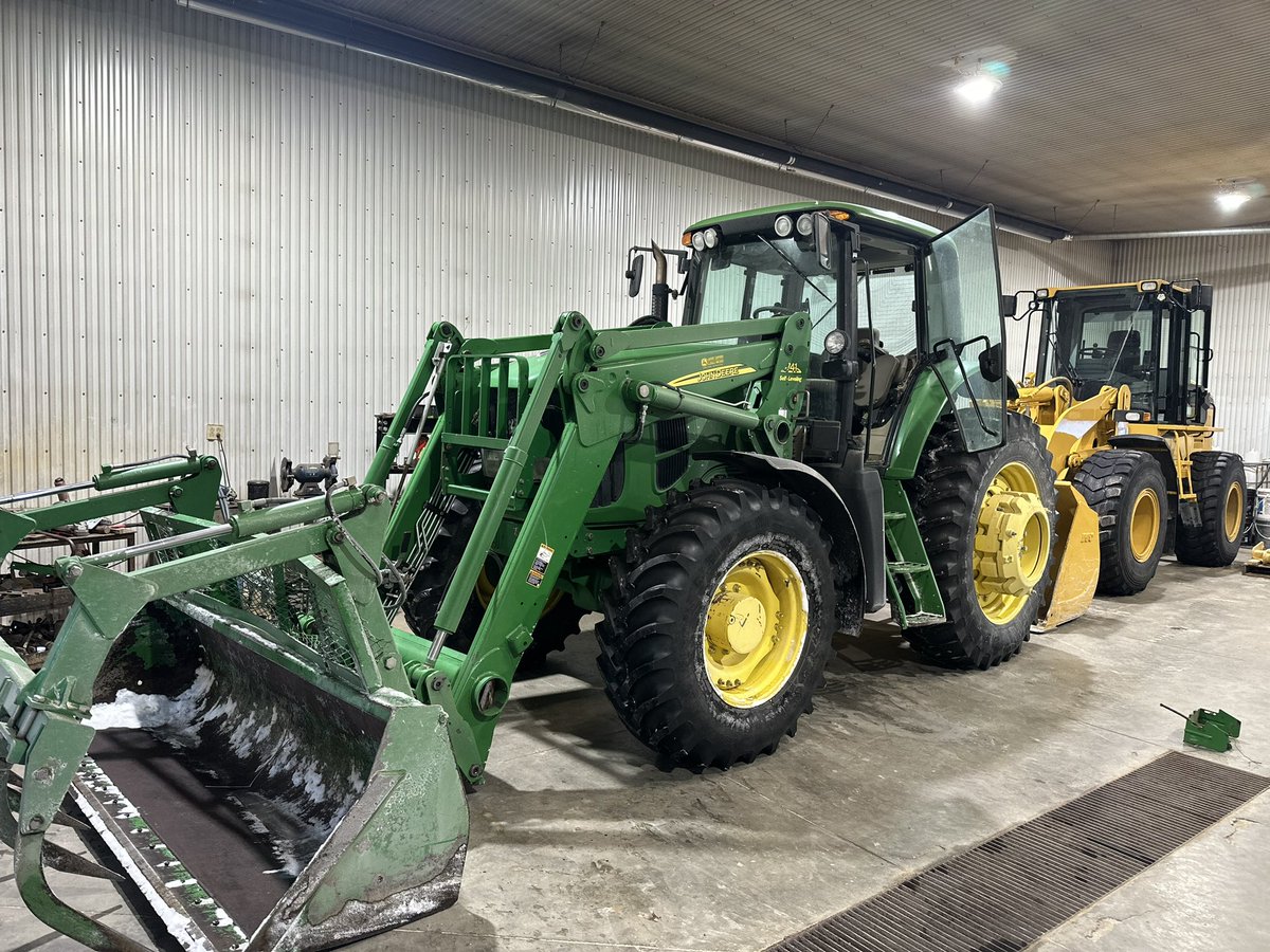 2008 John Deere 7430 premium just in! One owner , 166 Eng horsepower , 741 loader , auto quad trans, sun roof, diff lock, Firestone rubber, 7000 hours asking $133500 obo call or text 3066218352 or 3066214513 for details and more pics !
