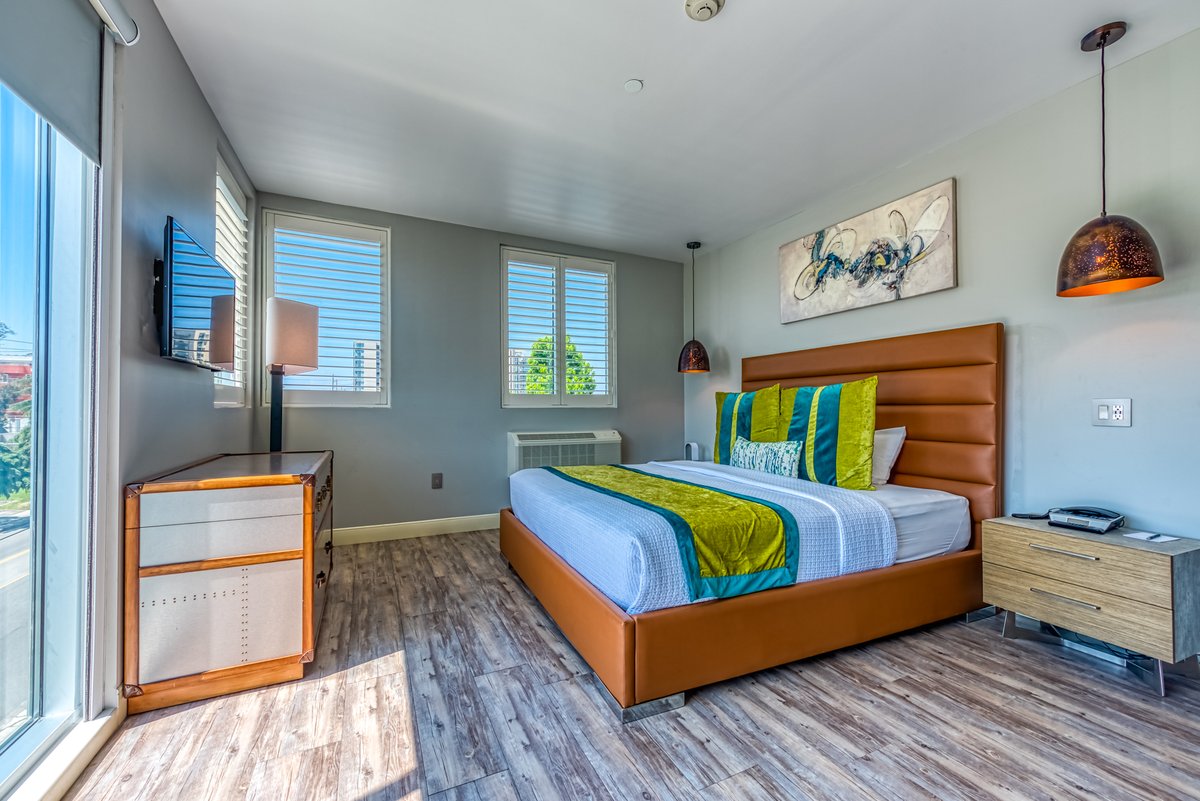 lexennoho's tweet photo. Need a last-minute Valentine's gift? Book a hotel room! No one will know it's last minute. 🤫💝 https://t.co/EzLpF2SraE