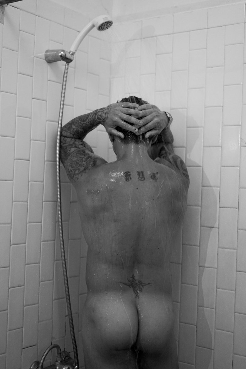 fel_csoto's tweet photo. Una duchita fría para este calor 😈😈😈 https://t.co/mhnxPfBVaK