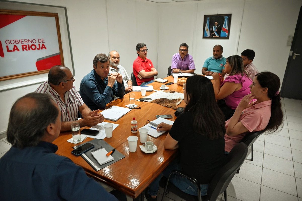 ProdyAmbLaRioja's tweet photo. Nos reunimos con técnicos de INTA para tratar dos temas claves en la agenda de nuestro Ministerio como son, la nutrición animal a través de implantación de Bufelgras y mantenimiento de sistemas de captación de agua... https://t.co/GZDG7PcokX