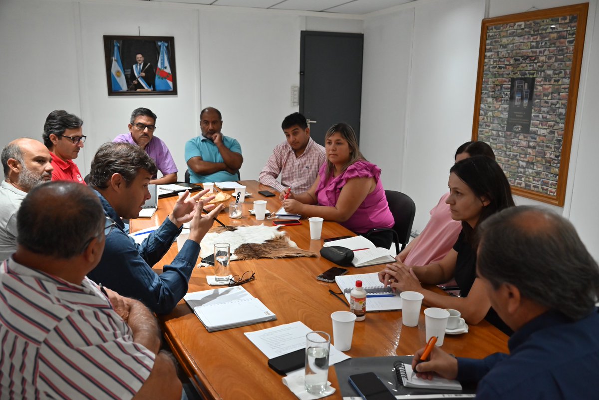 ProdyAmbLaRioja's tweet photo. Nos reunimos con técnicos de INTA para tratar dos temas claves en la agenda de nuestro Ministerio como son, la nutrición animal a través de implantación de Bufelgras y mantenimiento de sistemas de captación de agua... https://t.co/GZDG7PcokX
