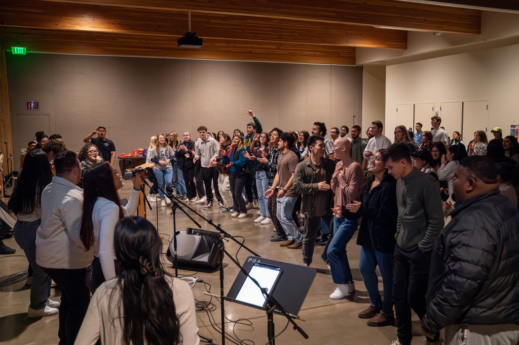 New year, same Jesus 🙌 On Monday the Latinx Heritage Club, Global Village and Fellowship of Christian Athletes hosted a night of bilingual worship.