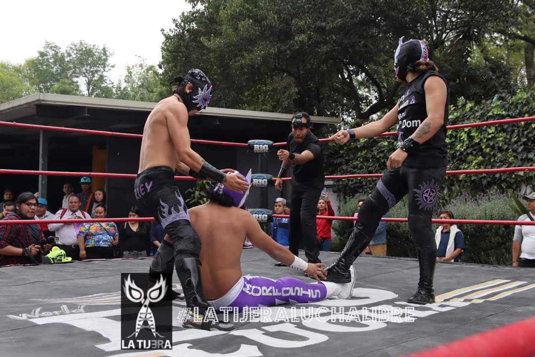 LaTijeraLucha's tweet photo. Movida y dura batalla entre la segunda generación de la #DeltaForce ante los #DarkSunFlyers, donde la tercia de #Morfosis, #CometaMaya y #Radioactivo logran vencer a #ToritoNegro, #Sol y #XDevilJr, quienes a pesar de sus espectaculares lances cayeron en el #InstitutoDeLaJuventud https://t.co/JPVauxWtR8