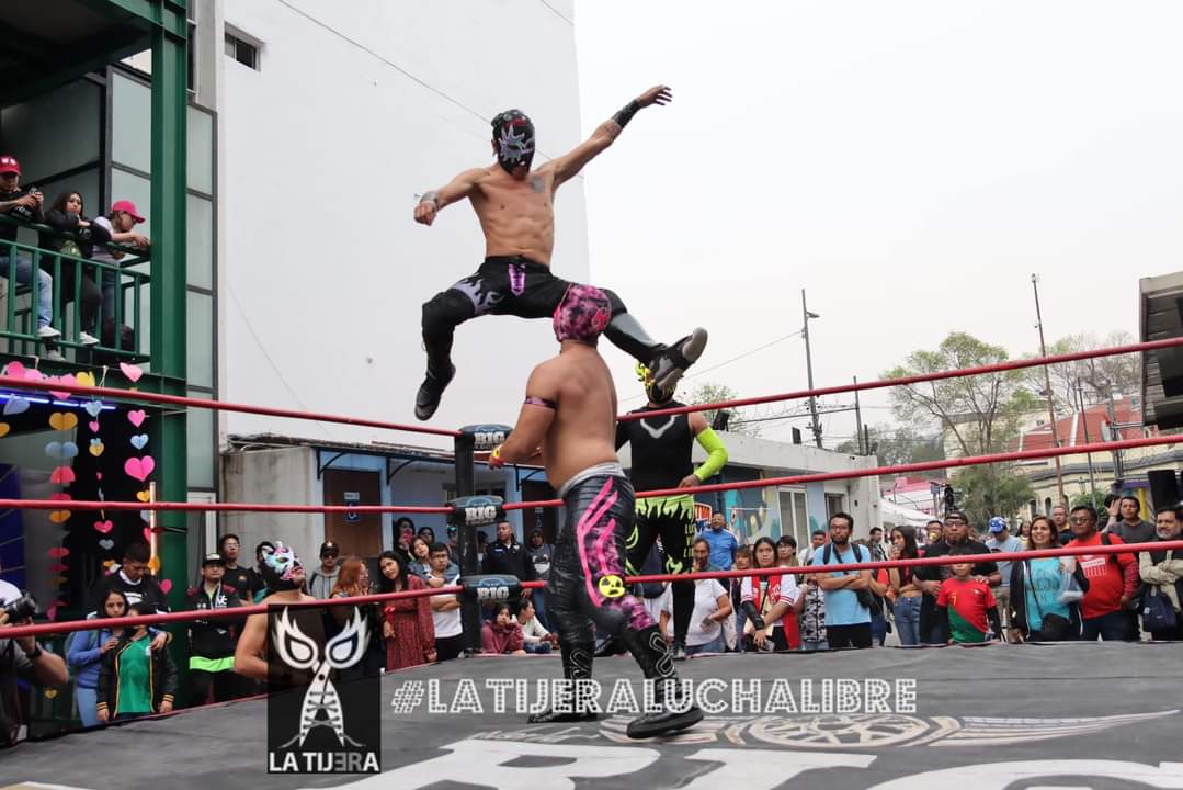 LaTijeraLucha's tweet photo. Movida y dura batalla entre la segunda generación de la #DeltaForce ante los #DarkSunFlyers, donde la tercia de #Morfosis, #CometaMaya y #Radioactivo logran vencer a #ToritoNegro, #Sol y #XDevilJr, quienes a pesar de sus espectaculares lances cayeron en el #InstitutoDeLaJuventud https://t.co/JPVauxWtR8