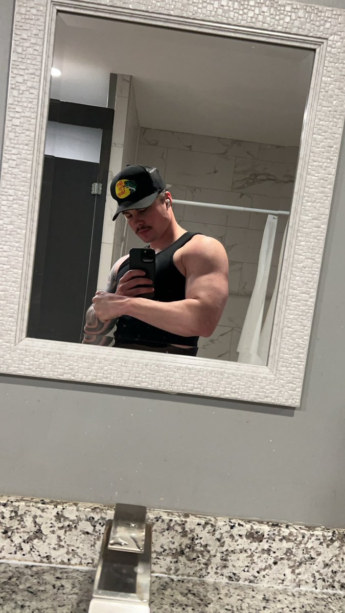 ColtonJohnsonn's tweet image. Happy valentines from me and barbella