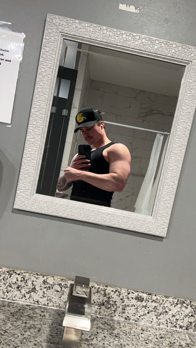 ColtonJohnsonn's tweet image. Happy valentines from me and barbella