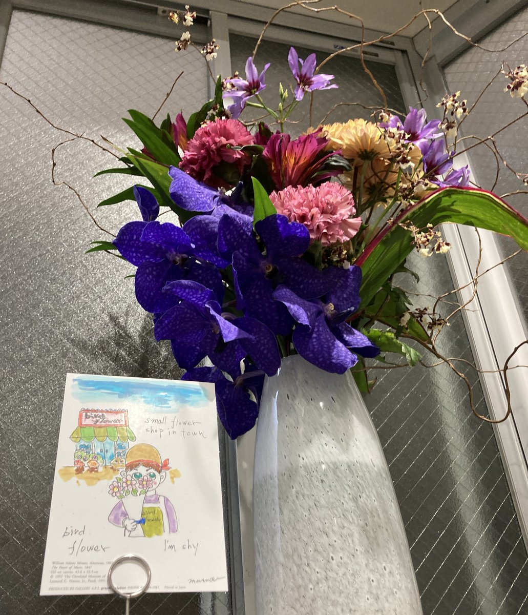 tokyotobari's tweet photo. 本社ビルのエントランスにお花をお願いしている　#birdflower　さん。何時もありがとう。　#イラスト　 #みんなで楽しむTwitter展覧会　#絵描きさんと繋がりたい https://t.co/Y77Uu1HA7e