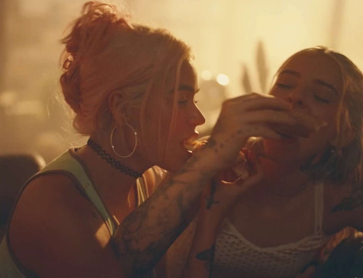 lo superespecial que es ver a artistas dando visibilidad de esta forma es que podría ponerme a llorar son las mejores vivan las lesbianas vivan las mujeres viva young miko y viva karol g #Contigo