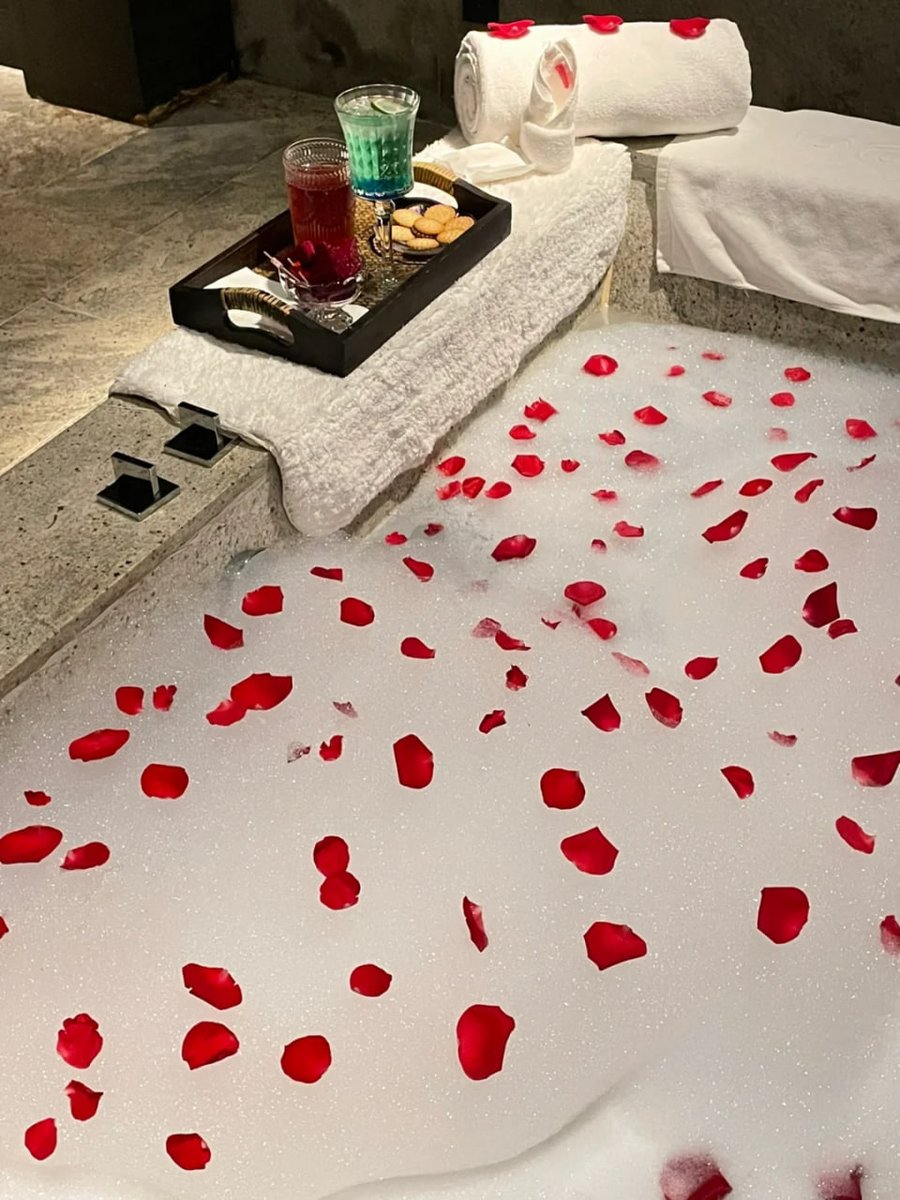 SportskiNovosti's tweet photo. 🛀Taking a bath before going to bed helps us sleep well🧼🤍❤️The beautiful angel from the rose pond 😅 https://t.co/H3S0uUDc50