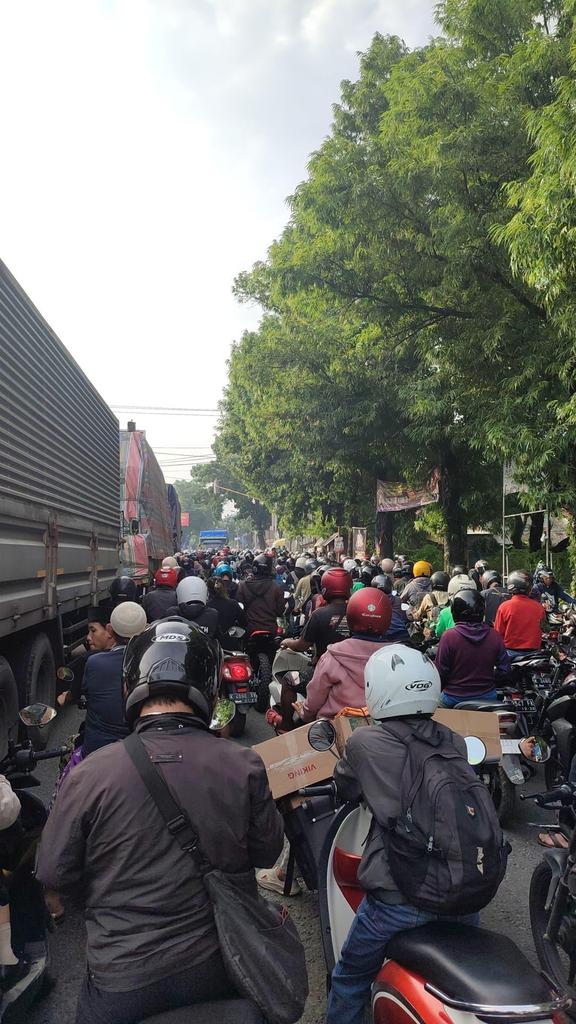 JeparaHariIni's tweet photo. ( 07:20 wib ) Perempatan Nalumsari dari arah timur - barat pagi ini macet parah.

Kemacetan panjang pagi ini mengular sampai depan kecamatan Mayong.

Info by @_wcksono_ https://t.co/Devb2CAtXw