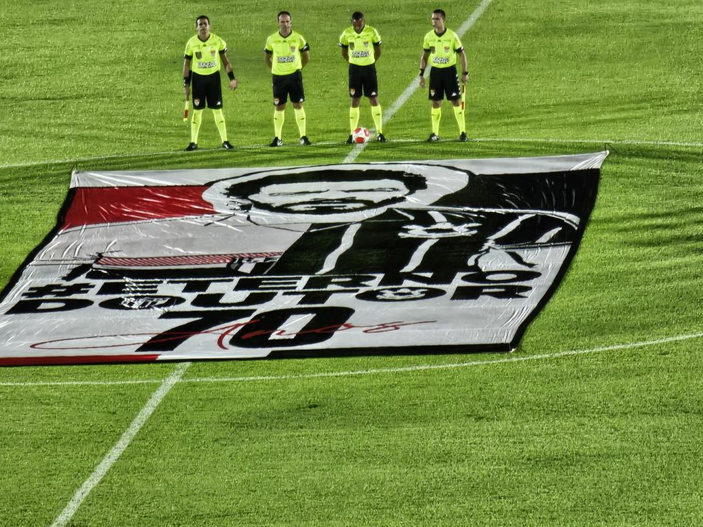 Vessoni's tweet photo. Homenagem ao Dr. Sócrates, histórico jogador para as duas equipes.

#Corinthians #Sócrates https://t.co/ePT14JNLVA