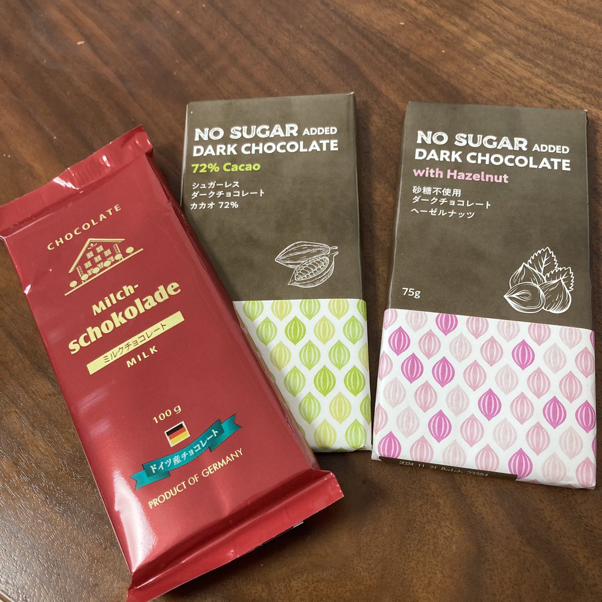 sumire_rum's tweet photo. わかりやすく美味しい
業務スーパーの板チョコも食べた🍫
　
今食べるとミルクチョコ甘！ってなるけど
買った時は仕事帰り＆バレンタインだったので
このガツンと甘く優しいミルクチョコが沁みた。 https://t.co/amIBPJPy0j