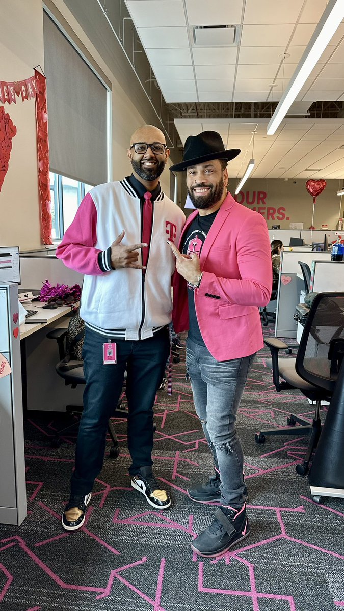 AryasDad23's tweet image. Spreading the #Magenta love at @kingsburg_cec @CartieaS @TMobile @JonFreier @BeMagenta #bemagenta 💕