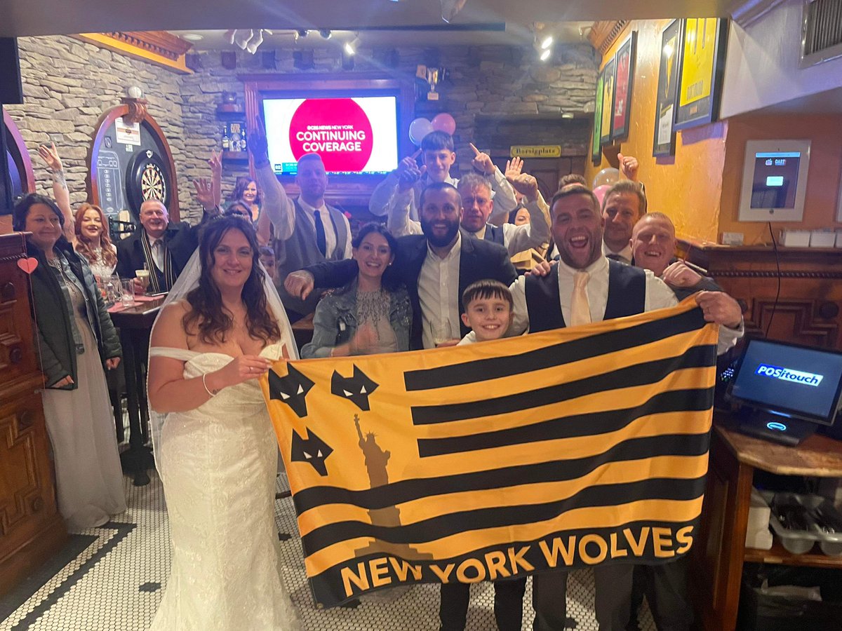 @wolves fans getting married in NYC pop into <a href="/McHalesPub51/">McHale's Bar & Grill</a> for a legendary wedding photo! #myplmorning <a href="/PLinUSA/">Premier League USA</a>