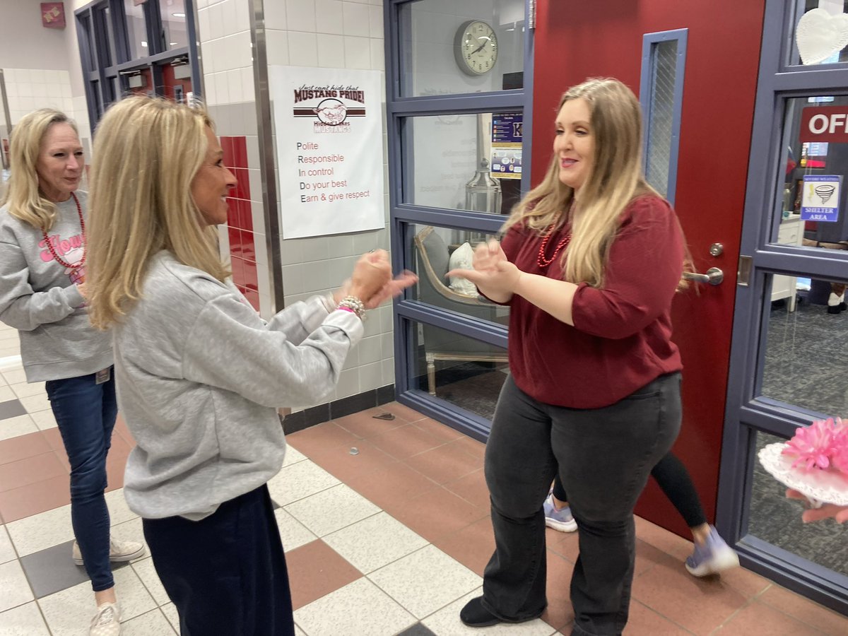 Hidden Lakes Elementary tweet media