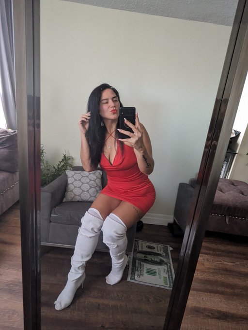 Happy valentine baddie ❤️🌹 https://t.co/9Kbz8ufo52