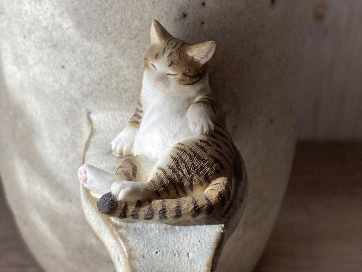 redleaves6's tweet photo. 「猫マグ」磁器 ・黒泥
夢の中、それでも遠く聞こえてくるのは 春の野鳥たちの声かな？minne17日土22時頃販売予定です。
#cat #dandelion #animals  #art #contemporaryart #fineart #japanart #magcup #sculpture  #ceramics #ceramicsculpture   #minne #猫 #タンポポ  #彫刻 #マグカップ #器 #磁器 https://t.co/o27Ygs0FkF