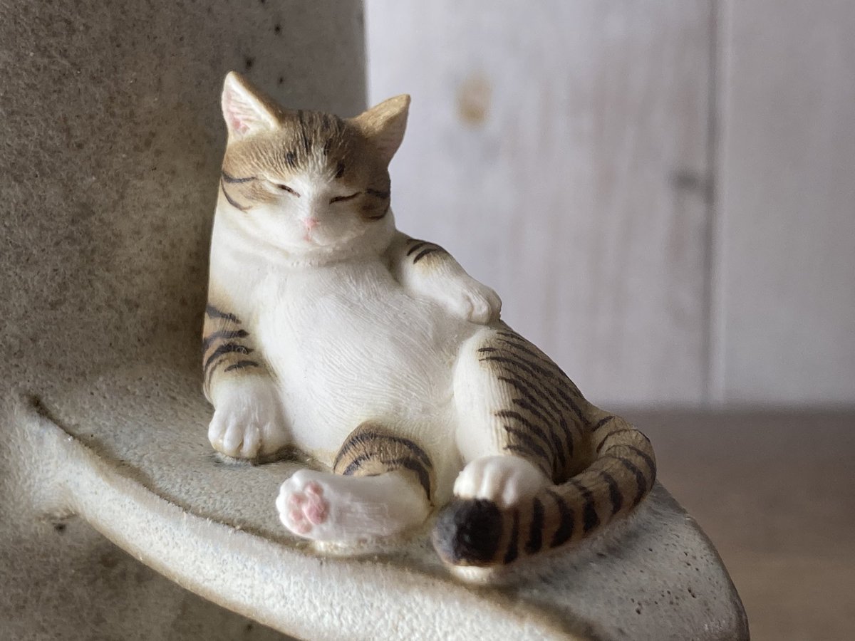 redleaves6's tweet photo. 「猫マグ」磁器 ・黒泥
夢の中、それでも遠く聞こえてくるのは 春の野鳥たちの声かな？minne17日土22時頃販売予定です。
#cat #dandelion #animals  #art #contemporaryart #fineart #japanart #magcup #sculpture  #ceramics #ceramicsculpture   #minne #猫 #タンポポ  #彫刻 #マグカップ #器 #磁器 https://t.co/o27Ygs0FkF