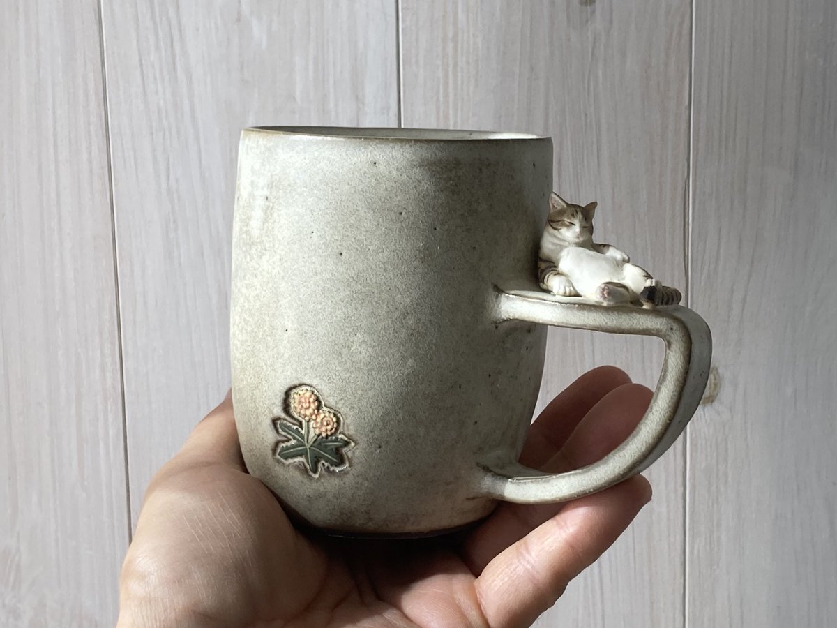 redleaves6's tweet photo. 「猫マグ」磁器 ・黒泥
夢の中、それでも遠く聞こえてくるのは 春の野鳥たちの声かな？minne17日土22時頃販売予定です。
#cat #dandelion #animals  #art #contemporaryart #fineart #japanart #magcup #sculpture  #ceramics #ceramicsculpture   #minne #猫 #タンポポ  #彫刻 #マグカップ #器 #磁器 https://t.co/o27Ygs0FkF