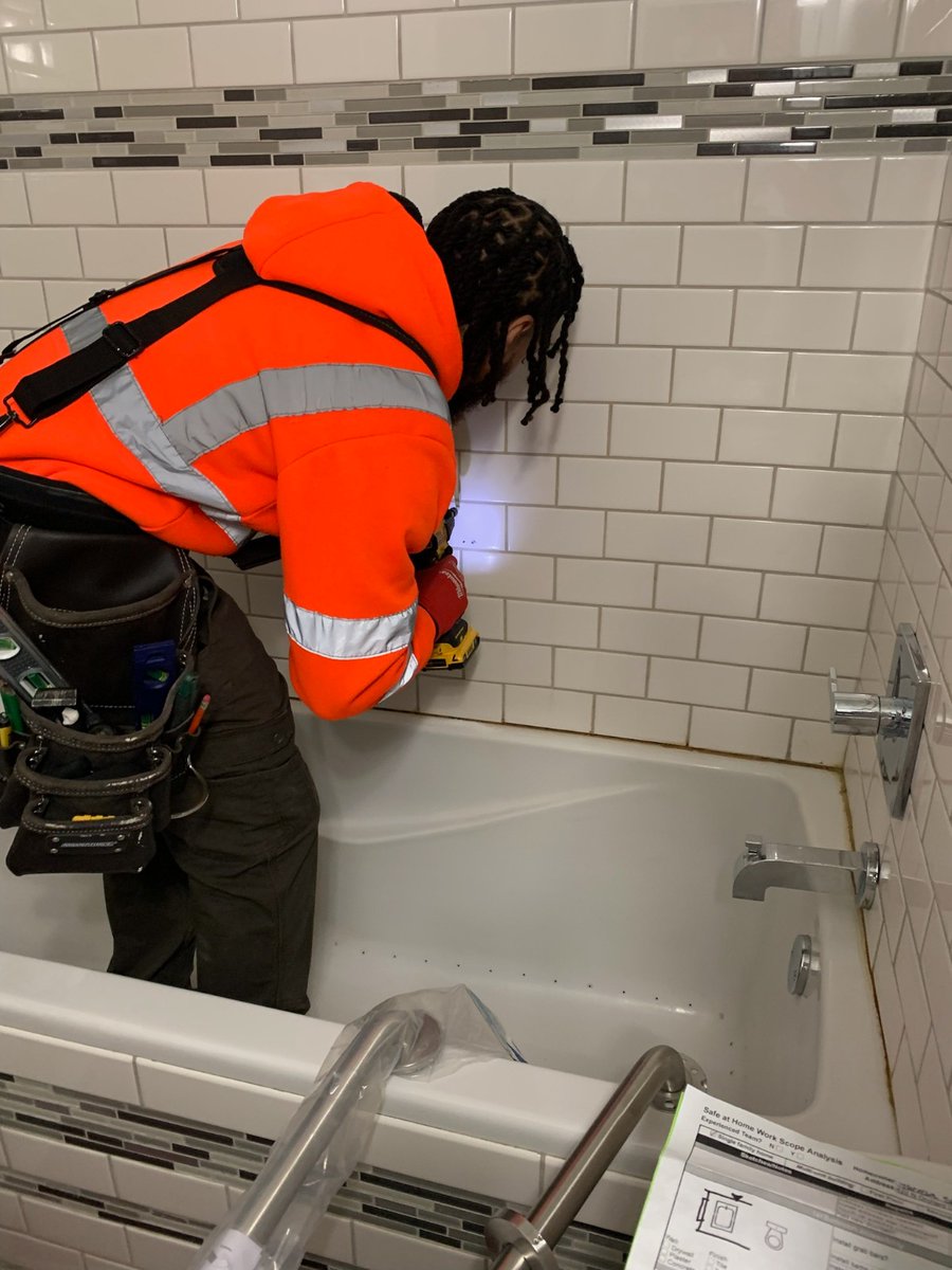 MidAmCarpenters's tweet image. #Local10 teamed up with @RTMetroChicago last weekend to take care of some residential upgrades for Veterans and senior citizens in the Forest Park area. Our members were proud to donate their time to make safety upgrades and improve the mobility for these Illinois residents.