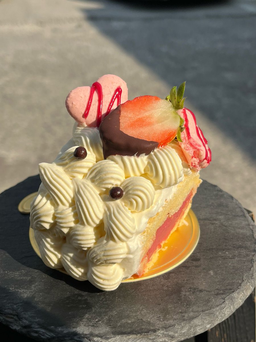 kadkokoa's tweet photo. Before we bid farewell to Sukhumvit 31 location, chef @pichetong is revamping our pastry and dessert menu, please come have a sneak peek and taste them! https://t.co/gNCQq7Em4t