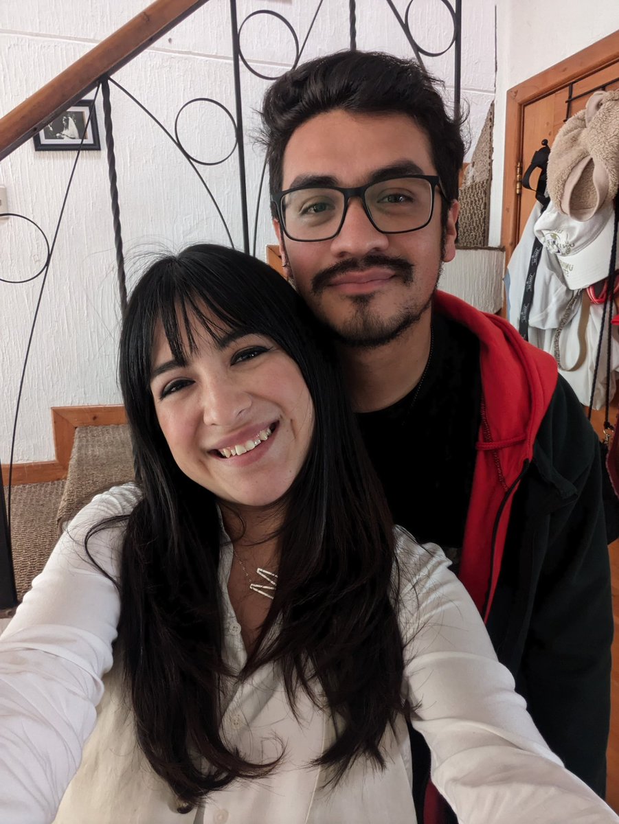 mmelanisine's tweet photo. Mi primer Valentine 🤍 ustedes no saben pero el me regaló mis primeros girasoles de la vida 🌻te amo hermani ✨ https://t.co/OXTf2Ld3yO