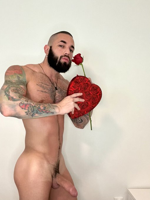 Happy Valentine&rsquo;s Day 😉 I got you a few things&hellip; 😘 🍫 🌹 🍆 https://t.co/8UYsJi7Twt