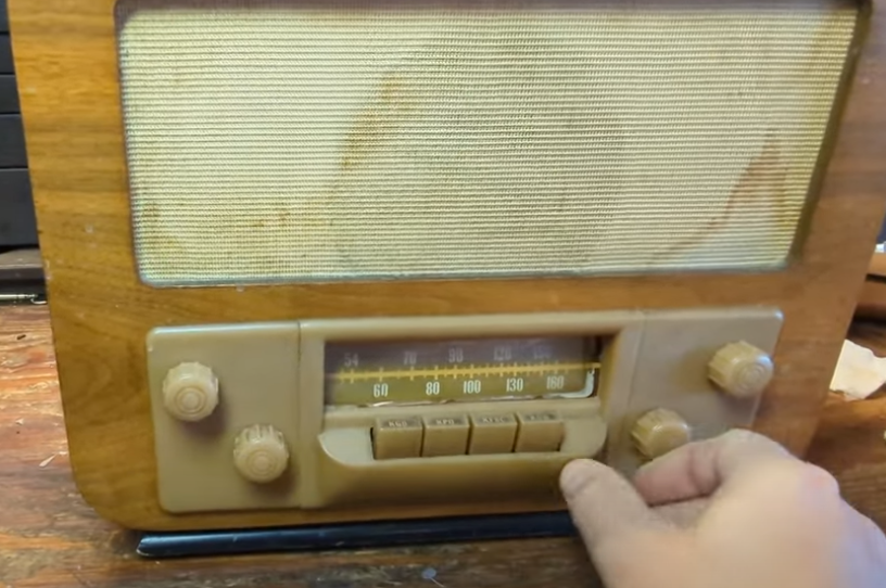 OhmsLaw78's tweet photo. 1947 Sears in an Eames-inspired cabinet https://t.co/ED7DfQ4mXT via @YouTube 
#Tech #Electronics #ElectronicsRepair #VintageElectronics #Radio #RadioElectronics #RadioRepair #VintageRadios #ElectronicsServicing #OldTimeRadio https://t.co/YWrJa7VOAt