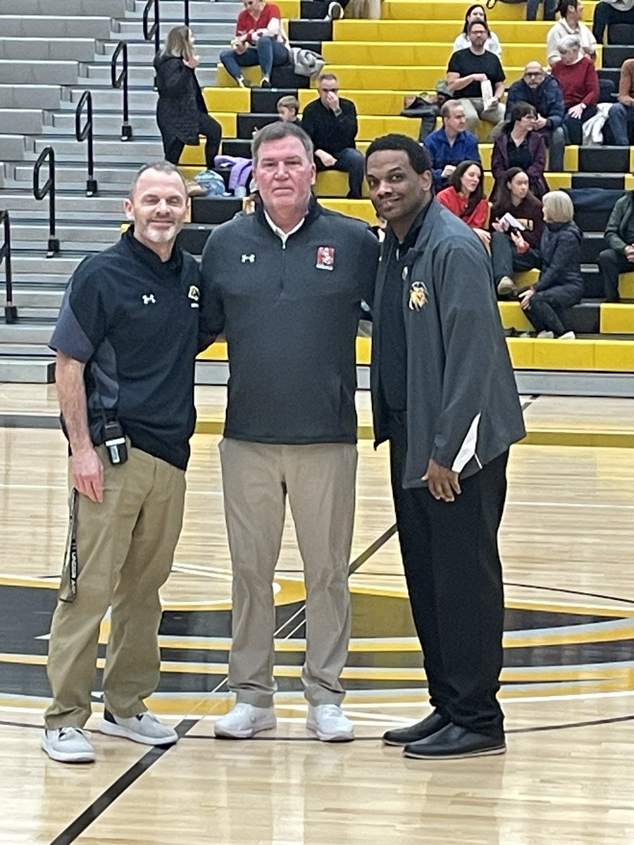 Thank you, @meteavalley for honoring our head coach, Pete Kramer, before tonight’s matchup for basketball! You are beyond generous & thoughtful to do this. What a beautiful community to be a part of! #Elevate203