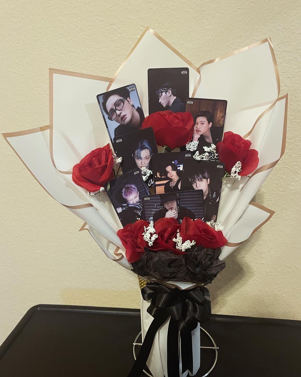 wowkpopbox's tweet photo. Kpop bouquets are available on our Etsy shop!! https://t.co/SVHDj5NpdP https://t.co/2OyBSlXX7i
