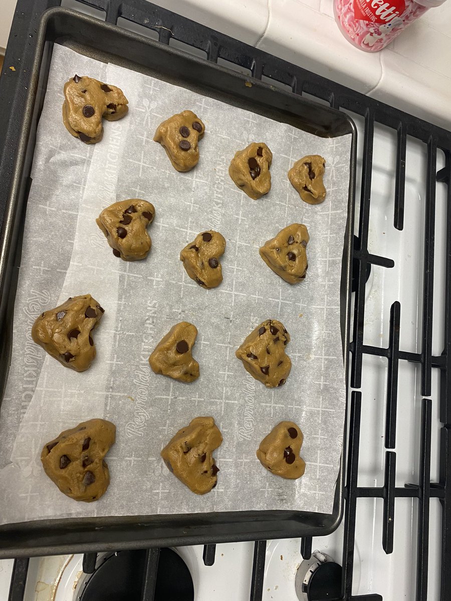 crayoarts's tweet photo. Happy Valentine’s Day everyone! Remember to celebrate with the people you LOVE not just your S.O , 
I made cookies for my neighbors https://t.co/POOopUs1Gz