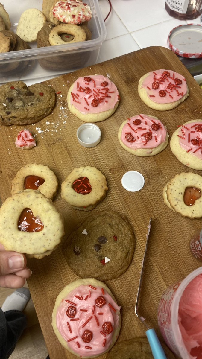 crayoarts's tweet photo. Happy Valentine’s Day everyone! Remember to celebrate with the people you LOVE not just your S.O , 
I made cookies for my neighbors https://t.co/POOopUs1Gz