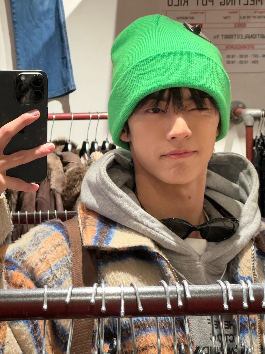 c10ver130's tweet photo. 도훈이 거울셀카 모음 https://t.co/Q5TfrnFf5P