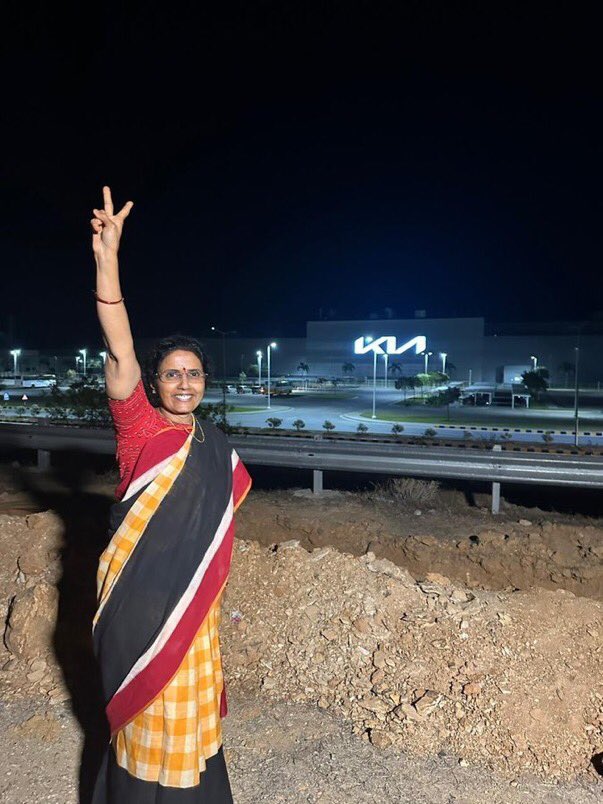 NVetsa's tweet photo. దార్శనికుడు చంద్రబాబు గారి అలుపెరుగని కృషికి నిదర్శనం  కియా ప్రగతి కాంతులు..ఉపాధి వెలుగులు.. #NCBN  #AndhraPradesh  #TDPforDevelopment #ManaTDP https://t.co/7oUColxRRz https://t.co/YwR5kE5ELz