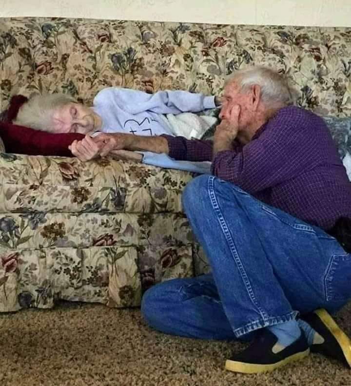 Ella dijo: "No llames al médico, quiero dormir tranquila, con tu mano en la mía." Él le habló sobre el pasado, cómo se conocieron, su primer beso.

No lloraron, sonrieron. No se arrepintieron de nada, fueron agradecidos. Entonces ella repitió suavemente, "Te amo para siempre" y