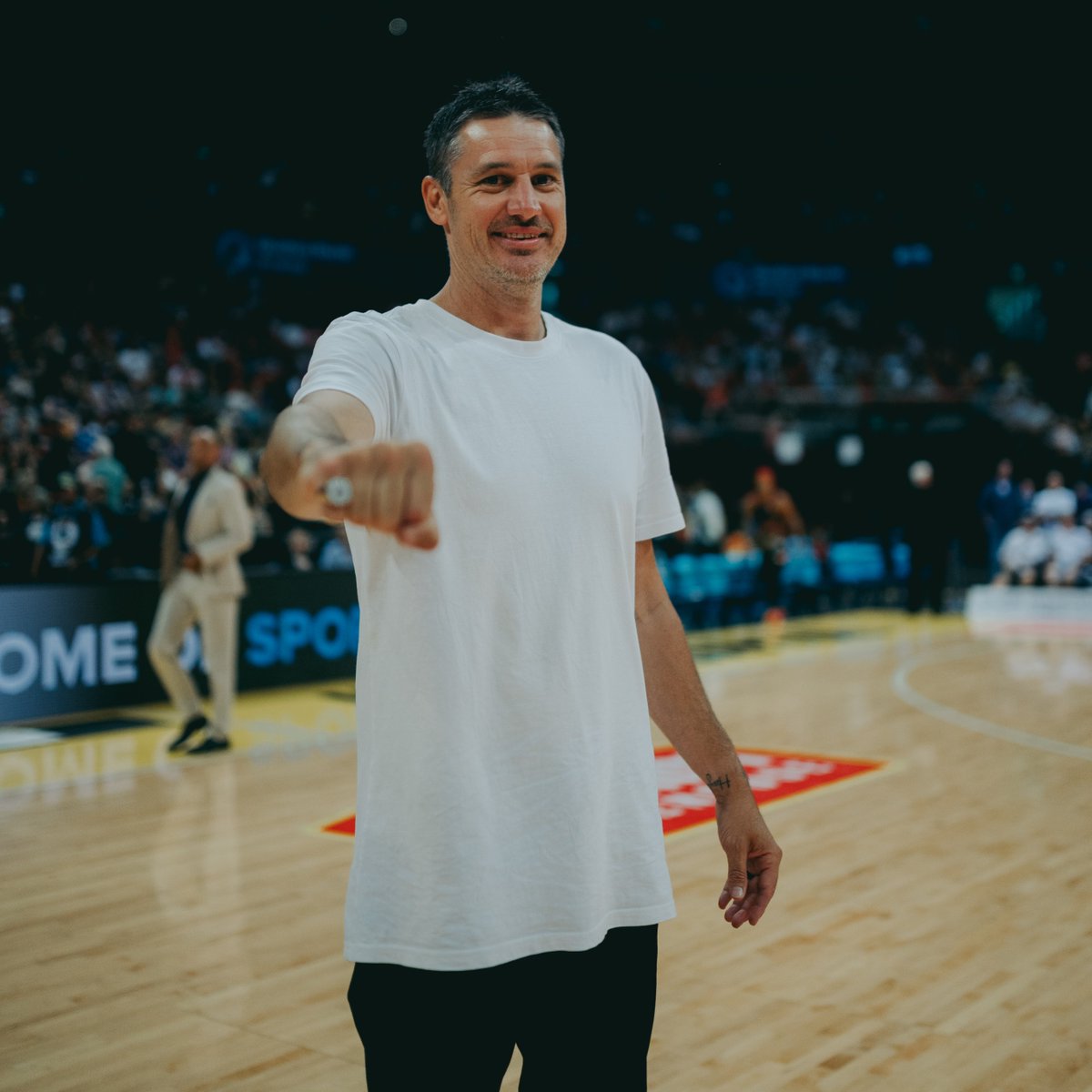 SydneyKings's tweet photo. Our fourth Ring of Honour inductee, @bjcarter4 👑

#LetItReign https://t.co/a8nfRdiC46