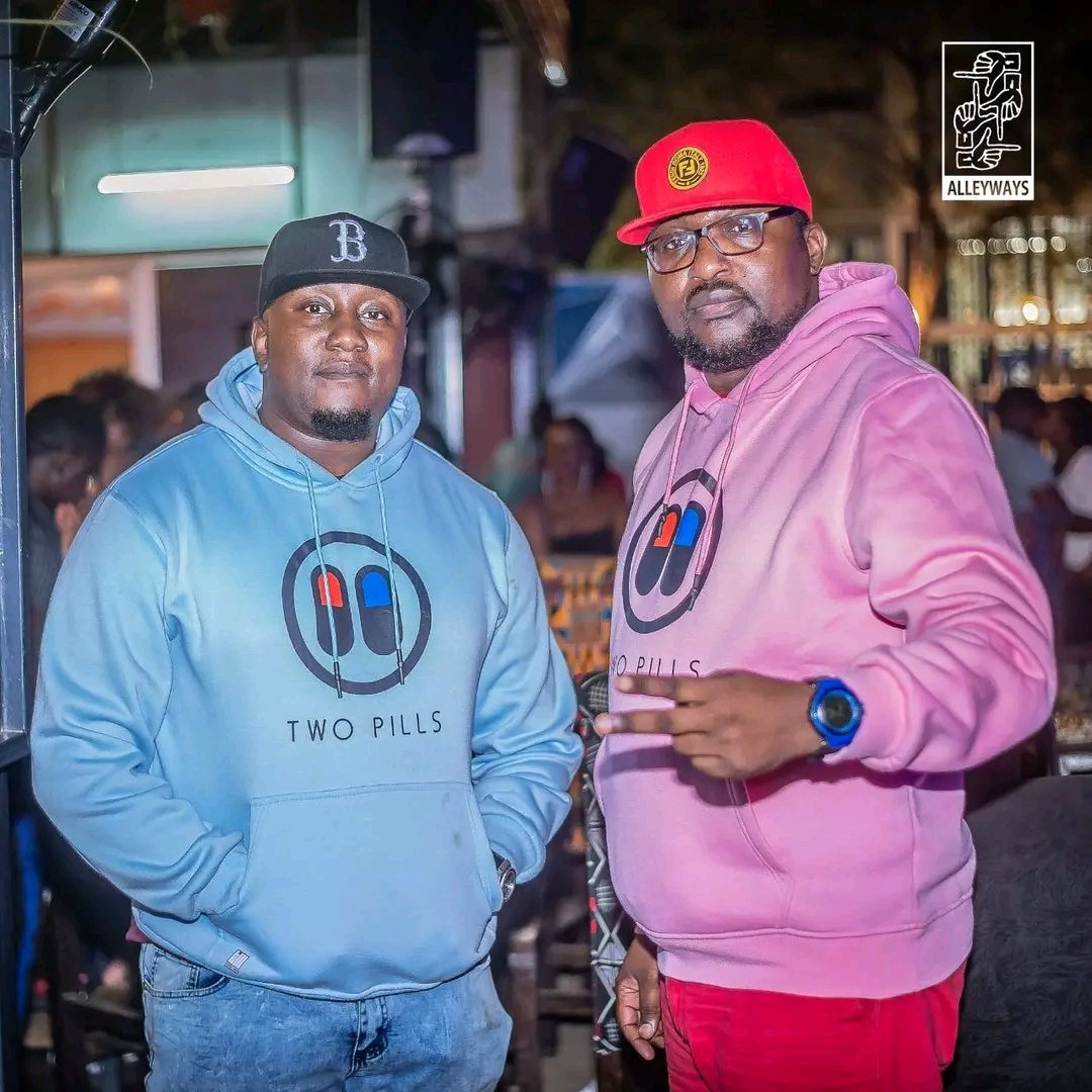 tonnicwear_ke's tweet photo. Rainy season....No problem!. We've got the right temperature to shelter you. Design your hoodie and let us print for you.
#Strutyourstyle
Hoodies Ugx. 80,000/=
Ksh. 2,800/= https://t.co/tfJg1ko6Kq