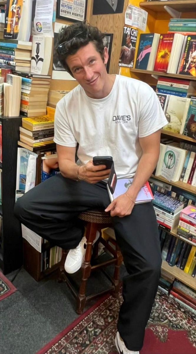 rl9nchh's tweet photo. FELIZ CUMPLEAÑOS calum hood😻 te amo demasiado (no gay) ya 40 años ya estás para jubilarte, te regalo un viaje gratis al asilo, ya vuelve naco así no te extraño tanto y podemos escuchar música de antes💓💞💓🎂💓🎂💓🎂sopla la vela🎂 https://t.co/aWGpgeE11I