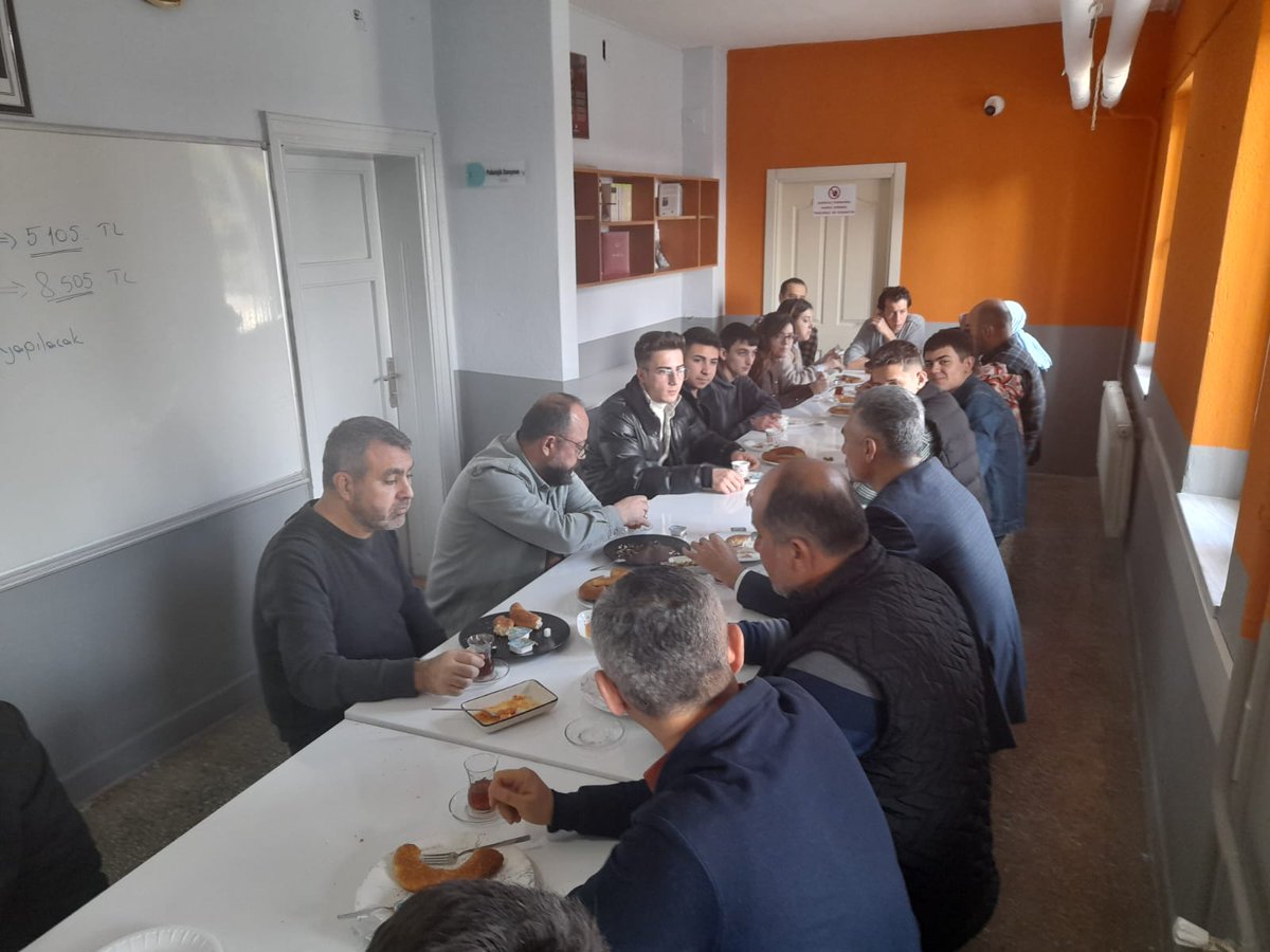 EgitimKale's tweet photo. Kale Esnaf ve Sanatkarlar Odası başkanı İlyas BARÇIN, PAÜ Öğretim görevlisi Dr. Bekir AKYÜREK ve Okul Aile Birliği başkanı İbrahim KABALAY öğrencilerimiz ile kahvaltı yaptık ve AHİLİK, İŞ HAYATI ve MESEM konularında söyleşi yaptık.
@KaleKitapOkuyor @kalemem20 @totak2066 @ https://t.co/hqcvbF1Fmg