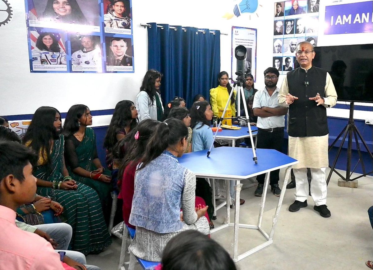 Giving wings to the dreams of Hazaribagh's students to become astronauts, astronomers, engineers, scientists, and researchers! As an engineer, I am pleased to dedicate @Boeing_In's Innovation Studio to my constituency's students which will provide them STEM education and train…