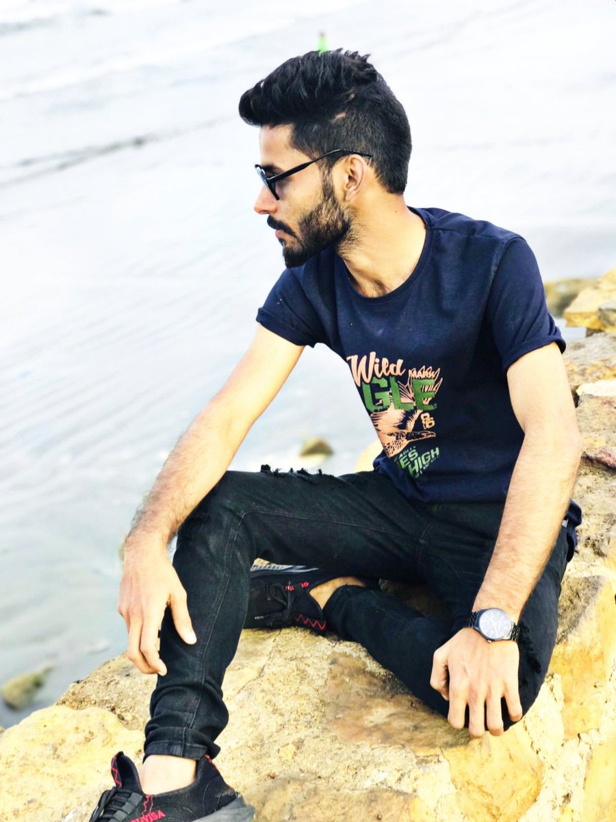 پہلو میں رکھے پھول کا بیمار کیا کرے
اب آ رہے ہو جب میرے جانے کی عمر ہے❤️