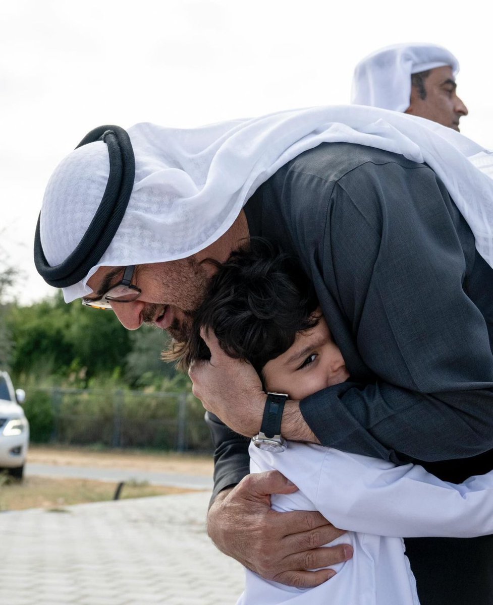 SAlm2ndoos's tweet photo. رئيس الدولة يقدم واجب العزاء في الشهيد خليفة البلوشي https://t.co/hEYliQnlxC